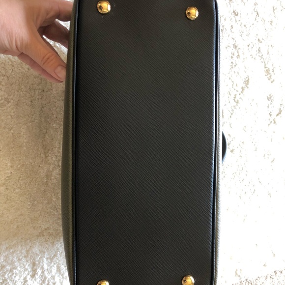 Prada Saffiano Leather Handbag in Army Green - Picture 4 of 5